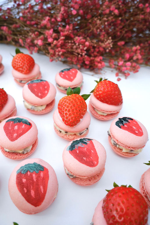 Strawberry Schaumkuss Macarons